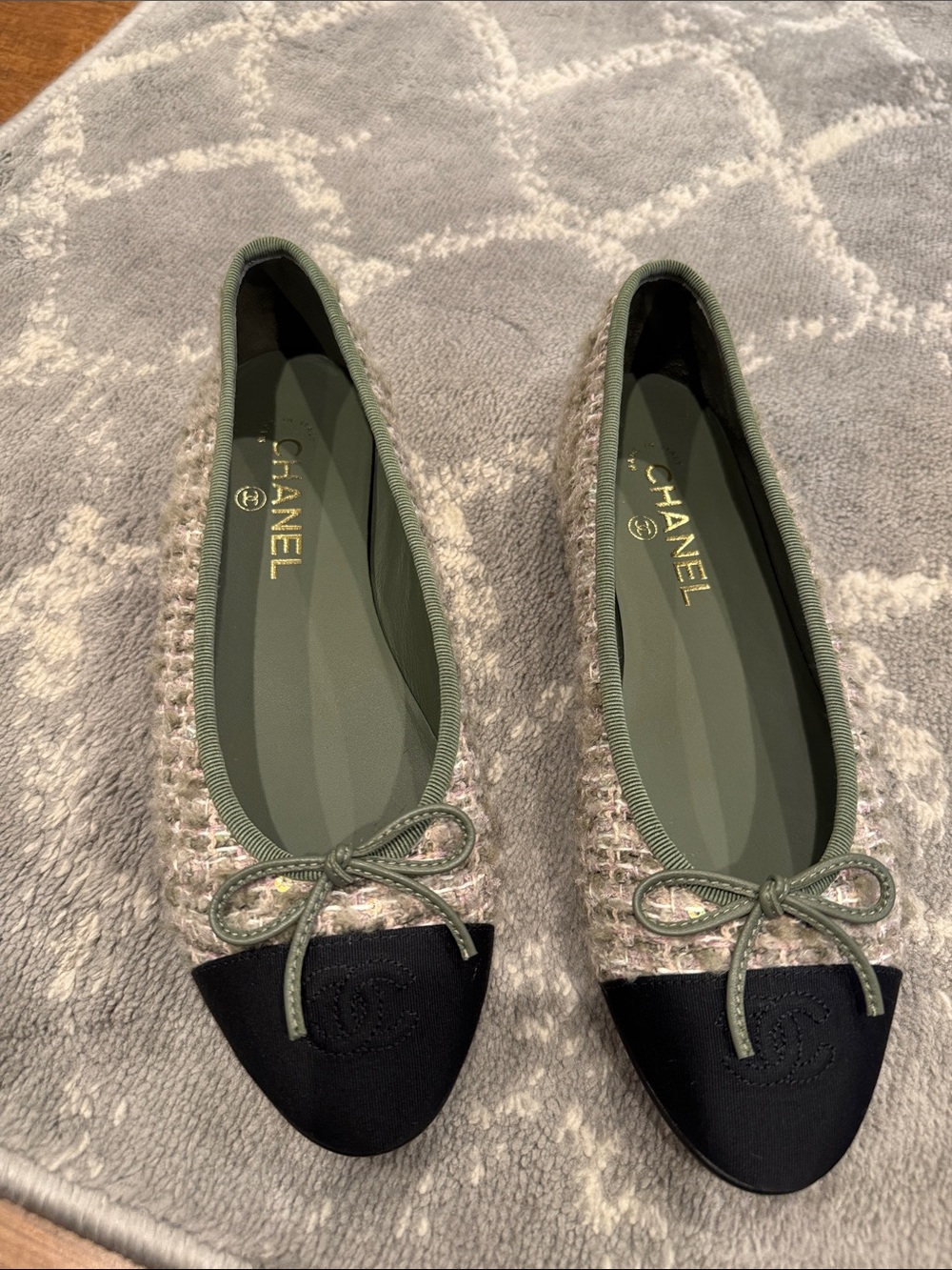 Authentic CHANEL Tweed Green and Black Cap-Toe Ballet Flats - Picture 2 of 7